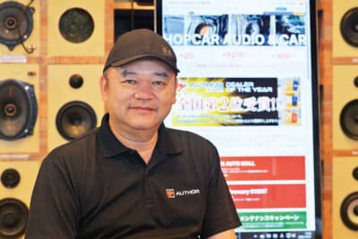 ログオン 小溝裕豪さん。ホームページに掲載されているプランをわかりやすく説明できるように大きなモニターを導入するなど、お店の環境作りも抜かりなし