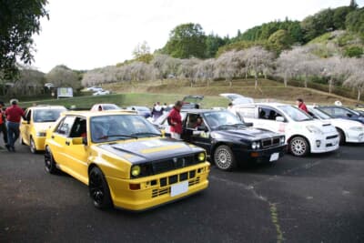 ラリー会場を彩るクルマといってもいいランチア「デルタHFインテグラーレ エボルツィオーネ」が2台参加していた