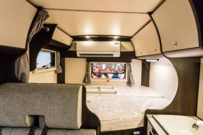 JOLY BEE:右側面と後方に大きな窓が備わり、リアには家庭用クーラーを装着している