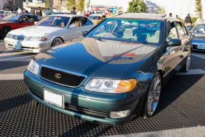 トヨタ アリスト:ヘッドライトは北米仕様を意識。程度の良い現地品が手に入らないため、現状は日本仕様を塗装して対応中だ