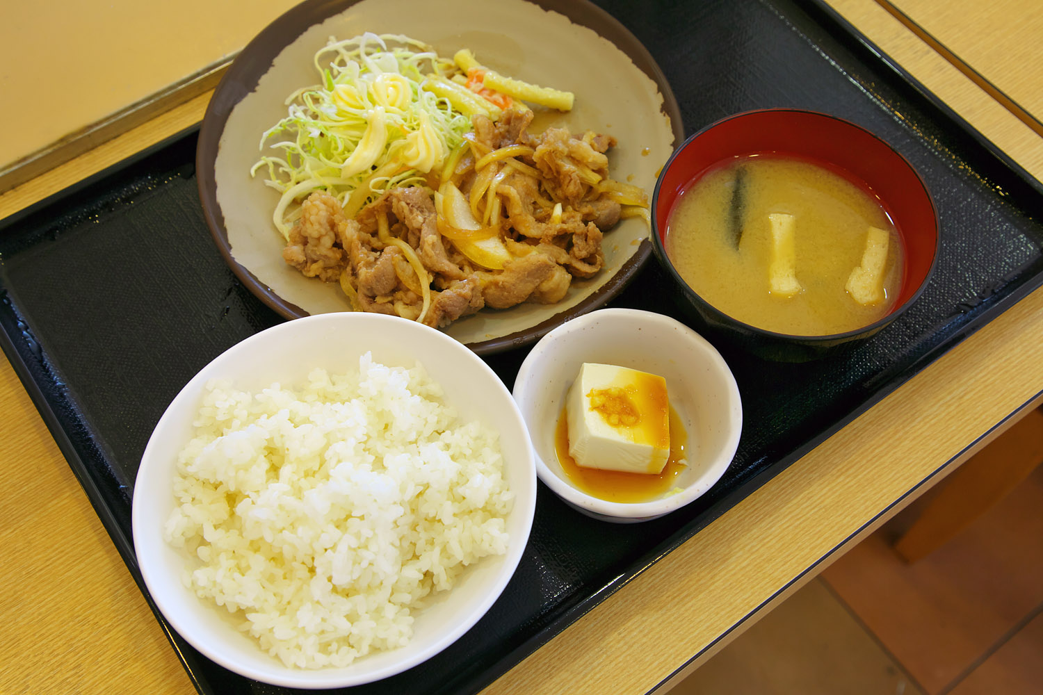 東名高速道路上り・鮎沢（あゆざわ）PA「富士見食堂」：ファミリー層に