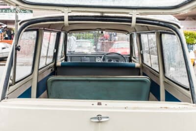 スバル サンバーバン：リアゲートは上下開閉式