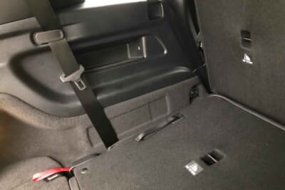 メルセデス・ベンツ GLB 200 d 4MATIC アーバンスターズ：背もたれの展開、折り畳み時に「チャッ！」というラッチが噛む音も、たとえばズドンと重々し過ぎず、いかにも精度が高そうな心地いい音だ