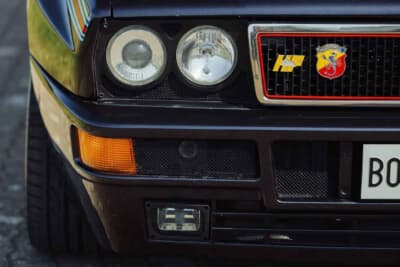 20万1250ユーロ(邦貨換算約3530万円)で落札されたランチア「デルタHF インテグラーレ エボルツィオーネ I マルティーニ5」(C)Courtesy of Broad Arrow