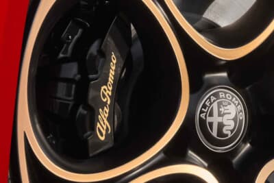 アルファ ロメオ ジュリア INTENSA&アルファ ロメオ ステルヴィオ INTENSA:ホイールの奥にはブラック×ゴールドの専用ブレーキキャリパー