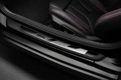 BMW Z4 Final Edition：FINAL EDITIONの刻印入りのドイツ伝統の配色のシルバーと黒の専用ドアシルプレート