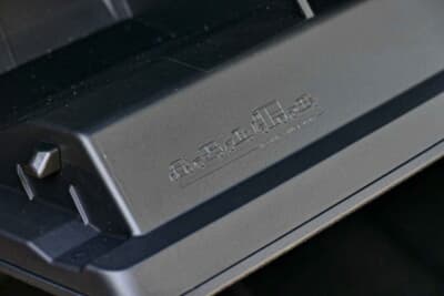 シトロエン C3 MAX ハイブリッド:グローブボックスを開けるとアミ/メアリ/2CV/Hトラック/トラクシオン・アバンの可愛らしい姿が現れる