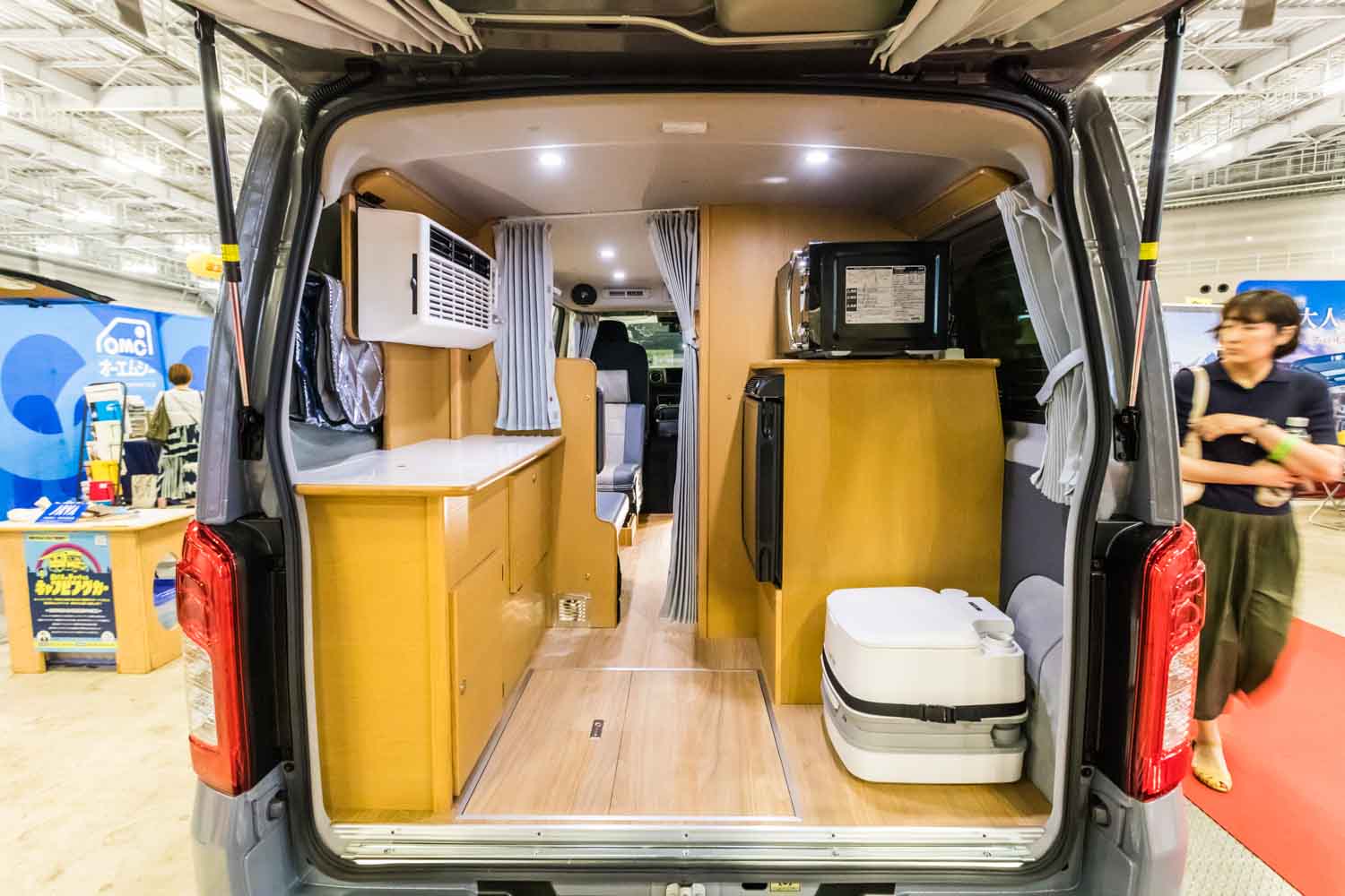 小型車サイズで日常使いもOK！日産「キャラバン」“標準ボディ”で夫婦旅