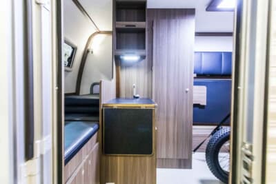 タコス GX350:シンクの隣は、内部をトイレやシャワールームとして活用できるマルチルーム