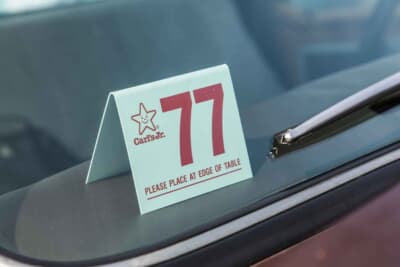 シボレーC10ピックアップ:ダッシュボードには、アメリカのグルメバーガーチェーン「カールスジュニア」のテーブル番号プレートを飾っていた