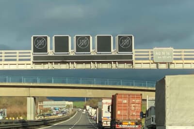 アウトバーンで時速120kmの制限が解除され、ここから速度無制限の表示。最近は電光掲示板で交通状況によって対応しています。トラックは基本的に右側走行(走行車線)です