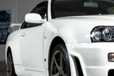 35万0000ユーロ〜45万0000ユーロ（邦貨換算6320万円〜8130万円）で現在も販売中の日産R34型「スカイラインGT-R Nur」（C）Bonhams