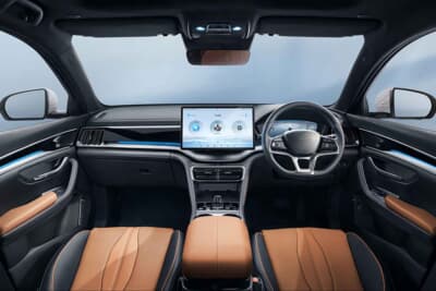 BYD SEALION 6:シックなブラウン基調のインテリア。12.3インチのデジタルメーターと15.6インチマルチメディアタッチディスプレイを標準装備