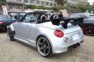 ダイハツ コペン:フロントバンパーはパンドラ製をベースに大口径化、ボディに合わせて両端を広げた