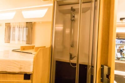 フィアット デュカト:この手のキャンピングカーでは共通スペースとなることが多いトイレとシャワールームは、しっかりとセパレートしている