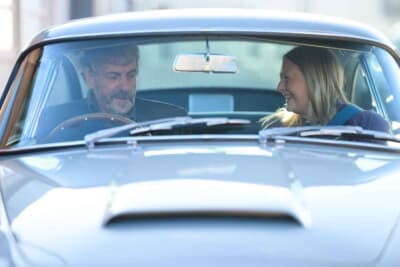 1965年式アストンマーティンDB5：DB5をドライブするオーナーのウィリアムズ夫妻。笑顔が素敵だ