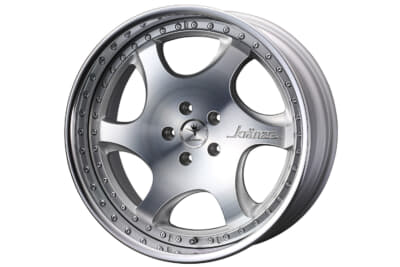 クレンツェ バズレイアID:カラーバリエーションは鏡面のように輝くハイパークロームを筆頭に、新色のブリリアントシルバー/ポリッシュ(写真)、精悍なマットブラックの3色を設定