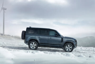 DEFENDER HARD TOP：フロード走破能力と高い耐久性を誇る。荷室まわりはプライバシーガラスを採用