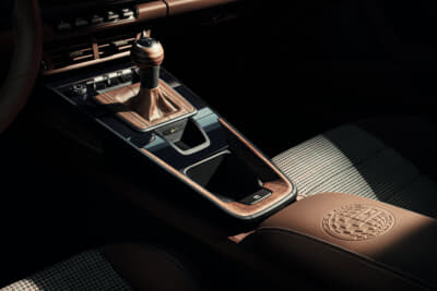 911 GT3 90 F. A.ポルシェ：シフトノブはオープンポア仕上げのウォールナット合板で作られ、F. A.ポルシェのサインが刻まれる