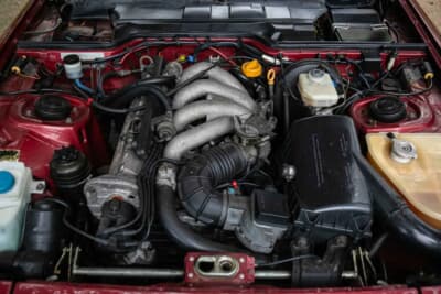 2万～2万5000ポンド（邦貨換算約416万円～520万円）で現在も販売中のポルシェ「944 Lux S2」（C）iconicauctioneers