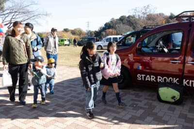 カングーオーナーだけでなく、町田市が主催のためクルマ目的以外で遊びに来るビジターが多いのも特徴だ。フリマなどを楽しんでいた