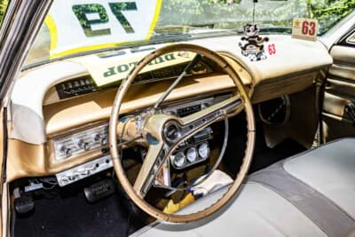 シボレー インパラ：ステアリングやメーターなど、オリジナルの雰囲気が残されている