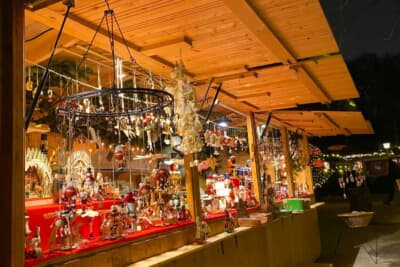 クリスマスの木工細工のお店も、どのクリスマスマーケットにもあります。最近は中国製も増えています