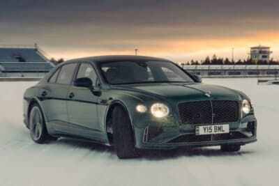 ベントレー・フライングスパー・スピード：ブラックとグラファイトを用いたグリルやヘッドランプベゼルなどで意外にもスポーティなルックス