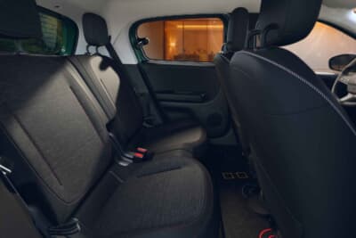 ルノー・トゥインゴ E-Tech エレクトリック：全モデル5ドアで独立したスライド式リアシート2席を備える。意外なほどに室内は広々