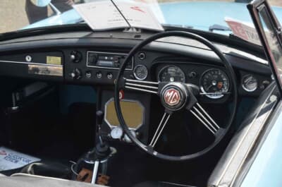 MG B：内装のヤレが少なく綺麗だ