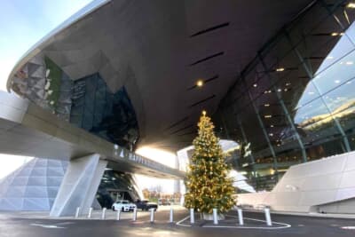 BMW Welt前のクルマ寄せには、毎年本物のもみの木のツリーが飾られてステキです