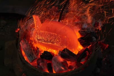 使用済みのクルマの窓ガラスを分別・破砕したあと、タンブラーやロックグラス、花瓶などを作製している