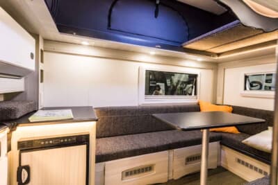 TAMA-T：車体左側面の前方にあるドアから中に入ると、前方側にシンクや冷蔵庫、クーラーなどがコンパクトに集約されている