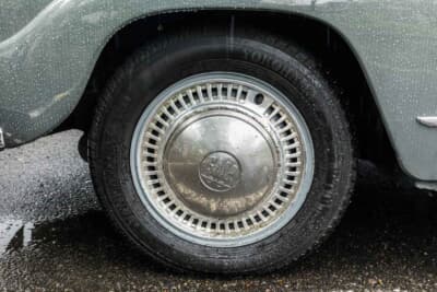 サーブ 96:トヨタ クラウンのホイールキャップに見えなくもないが、サーブ純正のホイールキャップだ