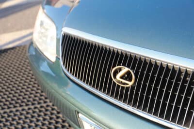 トヨタ アリスト:グリルは、渡米した友人に買ってきてもらったGS300純正品で、エンブレムを変更している