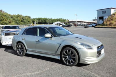 日産 スカイラインクロスオーバー：R35 GT-Rの前期型純正バンパー、フェンダー、ボンネット、ライト、マーカーといった部品を調達。そこから、どのように加工を施せば移植できるかの検証を行った