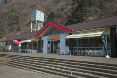 東名高速、鮎沢PA上りの建物の外観。