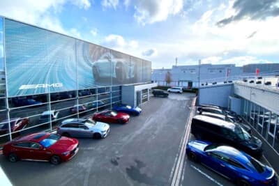 AMGのプライベートラウンジから見るショールームの様子（左手）