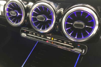 メルセデス・ベンツ GLB 200 d 4MATIC アーバンスターズ：メルセデス・ベンツの車内空間を彩るアンビエントライト