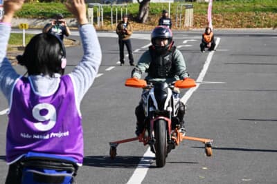 補助輪はそのアウトリガーの角度によって3タイプが用意され、走行を確認して、より浮いた状態のアウトリガーに交換して走行を重ねていく