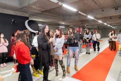 毎回ドレスコードが設定され、今回は“派手な靴”となっていた