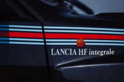 20万1250ユーロ(邦貨換算約3530万円)で落札されたランチア「デルタHF インテグラーレ エボルツィオーネ I マルティーニ5」(C)Courtesy of Broad Arrow