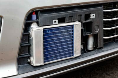 スズキ アルトワークス:オイルクーラーはフロントバンパーの最前面に配置。こちらも耐熱の塗装を施している