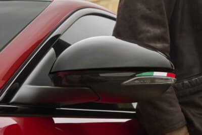 アルファ ロメオ ジュリア INTENSA&アルファ ロメオ ステルヴィオ INTENSA:エクステリアミラーハウジングはグロスブラック仕上げでイタリア3色旗バッジを備える