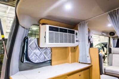 日産 キャラバン:棚の上部に見えるのはオプションのクーラー