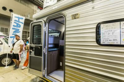 タコス GX350:車内へのアクセスは、後部ハッチまたは左側面にあるドアから行う