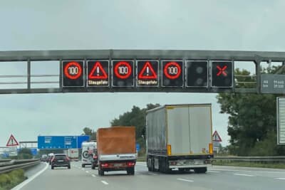 アウトバーンで渋滞注意のため、100km/hの規制表示。「Staugefahr(シュタウゲファール)」は渋滞の恐れありを意味します