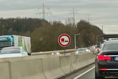 トラックの追い越し禁止区域を示す標識