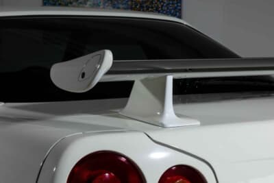 35万0000ユーロ〜45万0000ユーロ（邦貨換算6320万円〜8130万円）で現在も販売中の日産R34型「スカイラインGT-R Nur」（C）Bonhams