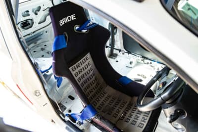 ダイハツ ミラ：ロールケージにフルバケットシート、4点式シートベルトと安全装備はクルマの規則どおりに装着